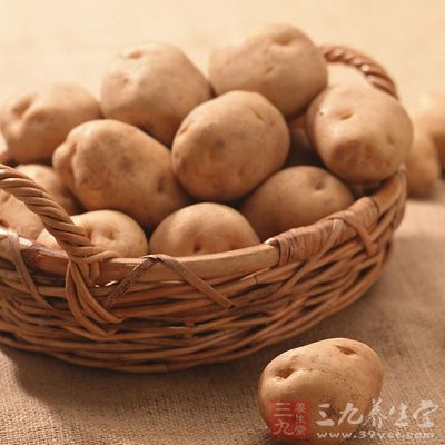 土豆中含有生物碱，存得越久的土豆生物碱含量越高