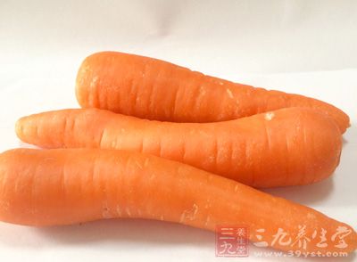胡萝卜是碱性食物，所含的果胶能促使大便成形