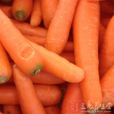胡萝卜去皮，洗净，切成片