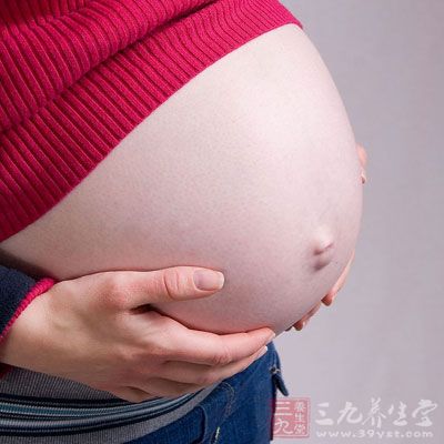 孕妇怀孕了之后由于胎儿在肚子里面会发育成长，孕妇的肚皮就会被撑大