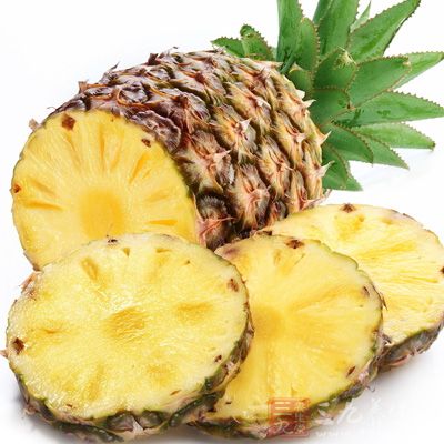 菠萝中含有一种叫蛋白酶的物质，对人的皮肤、血管等有一定的副作用