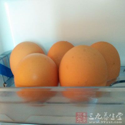 将鸡蛋打入适量干淀粉中，加清水调成糊状