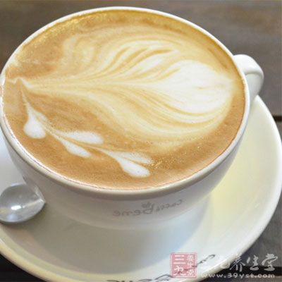 少量饮用咖啡和茶之类的热饮热汤能够刺激消化道