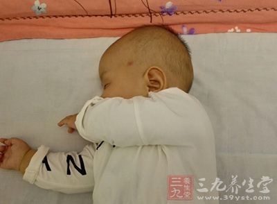 注意不要让宝宝嘴里含有着奶而进入睡眠