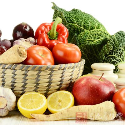 多吃新鲜的水果蔬菜，同时也要多补充富含蛋白质和钙，铁含量较多的食物