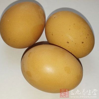 鸡蛋含有丰富的优质蛋白质，能充分滋养毛囊。
