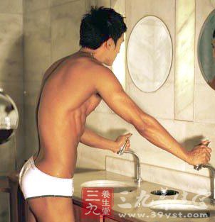男人清晨洗澡 利于睾丸健康