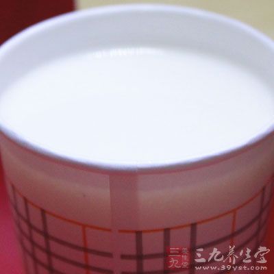 酸奶中富含的钙质和乳酸菌可以提高人体的免疫功能