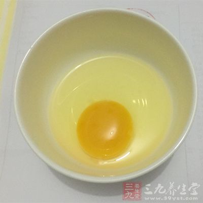 新鲜鸡蛋一枚，蜂蜜一小汤匙，将两者搅和均匀