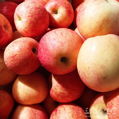 苹果中含的维生素C在体内可阻碍致癌物质亚硝胺的生成