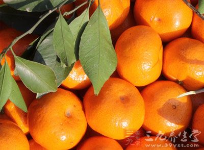 男人空腹的时候吃橘子、菠萝等含大量有机酸的水果，会刺激胃黏膜