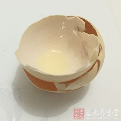 做菜时，将蛋壳内的软薄膜粘贴在面部皱纹处以及脸颊、下巴部位