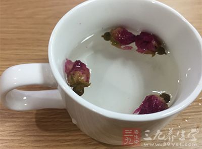 建议喝些姜黄茶或用玫瑰花、红花、山楂泡茶饮。