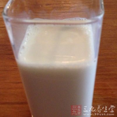 牛奶的营养价值高，其所含的矿物质种类也非常丰富