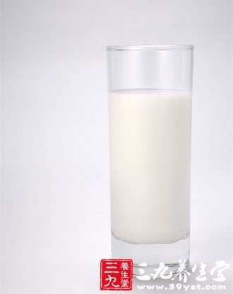 喝牛奶时最好吃点点心