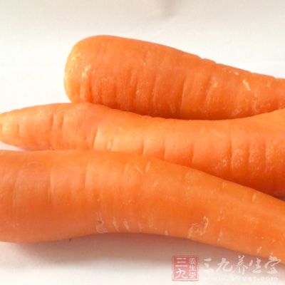 胡萝卜羹：取胡萝卜两根，切成细线