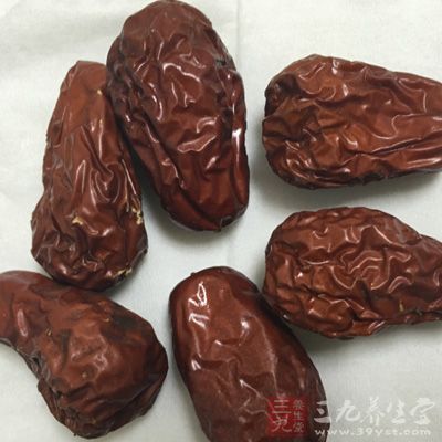 红枣也叫大枣，中医认为，大枣味甘、性平，能补脾和胃、益气生津