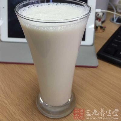 牛奶中含有优质蛋白质