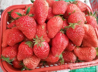 草莓和蓝莓，含丰富维生素C