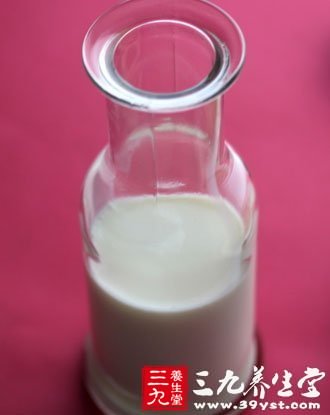 睡前喝牛奶有利于钙的吸收利用