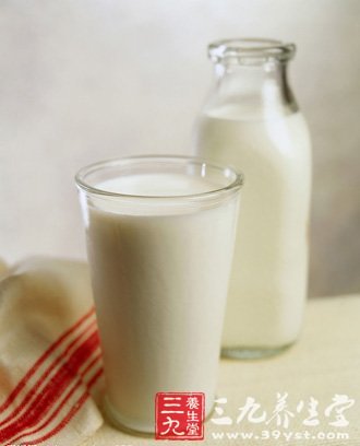 牛奶中富含乳清蛋白和钙