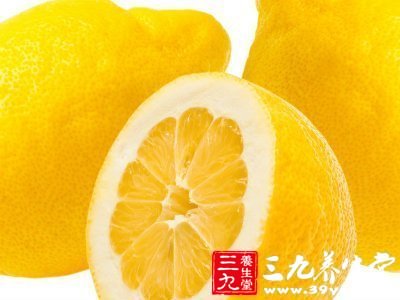 　柠檬的酸味是以柠檬酸为主，柠檬酸是促进热量代谢过程中的必参与物质，而且也有消除疲劳的功能