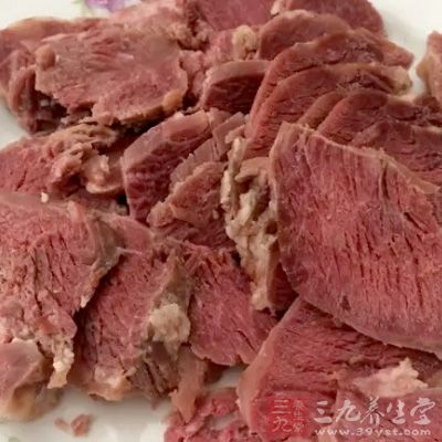 　肉苁蓉25克，精羊肉200克
