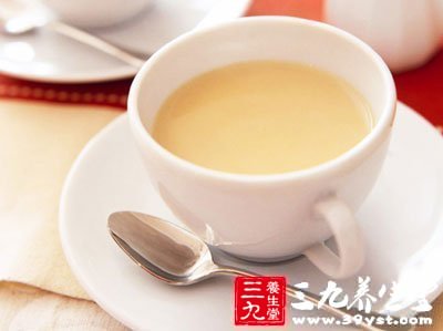 牛奶红茶每天早上喝一次，可有效地补充气血，强身健体