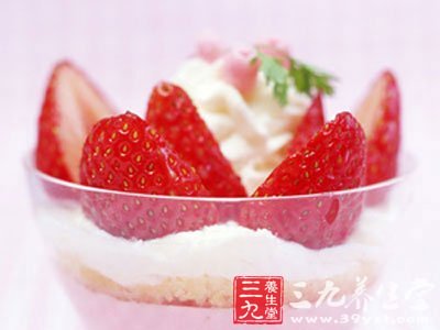 早餐吃草莓薏仁优格
