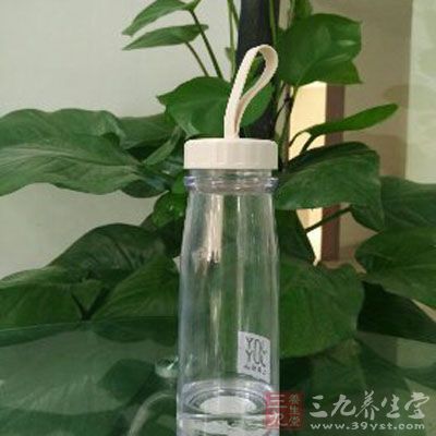 玻璃水杯，通常的原材料是高硼硅玻璃