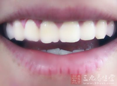 牙釉质和牙本质在一层基底膜的两侧同时开始形成