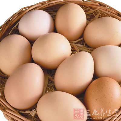 如果把蛋壳打成两瓣，下面放一容器，把蛋黄在两瓣蛋壳里互相倒2-3次，蛋白、蛋黄即可分开