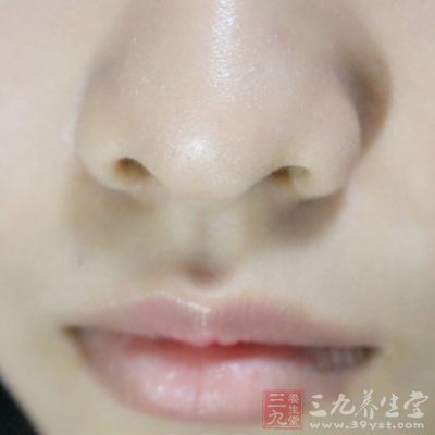 相学中认为鼻子要丰满端正，鼻梁挺直，鼻梁骨不能有塌陷