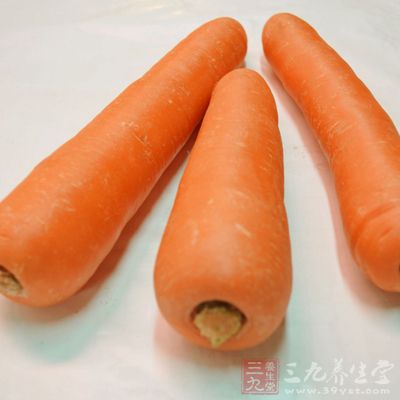 胡萝卜是有很大功效的，含有丰富的胡萝卜素