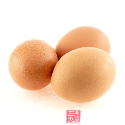 鸡蛋富含生物素(一种B族维生素，它能改善头发生长以及头皮的整体健康)