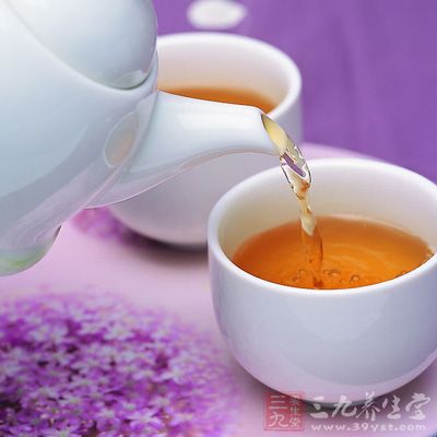 茶叶内的咖啡因可明显遏制钙在消化道中的吸收和促进尿钙排泄