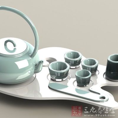 最好的清洗方法是：在每次喝完茶后，记得把茶叶倒掉，把茶具用水清洗干净