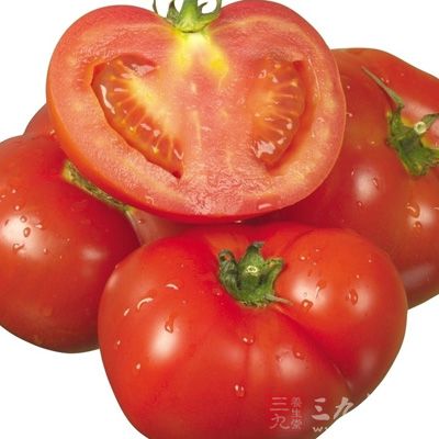 西红柿所含有的维生素C是一直皮肤黑色素形成的有效物质，它不仅能美白肌肤，还能淡化雀斑，常吃西红柿可以有效减少黑色素形成