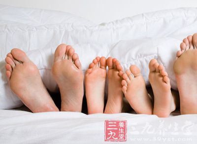 脚臭是由于脚心汗腺多，容易出汗，汗液里除含水分、盐分外，还含有乳酸及尿素