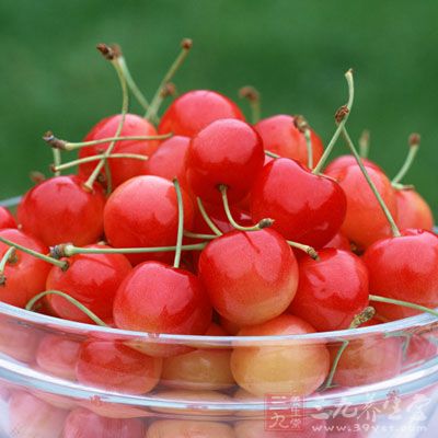 樱桃中铁含量很高，是特别适合女性吃的水果，有补虚养血的功效