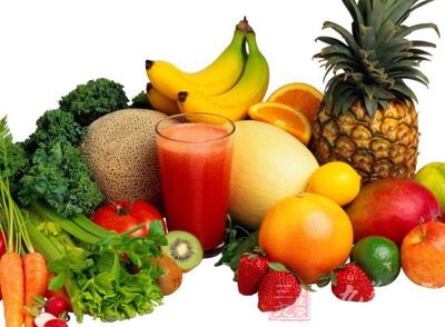 多吃一些维生素C含量高的水果，比如大枣、猕猴桃等水果中含有丰富的维生素C，营养丰富，还是天然抗氧化剂
