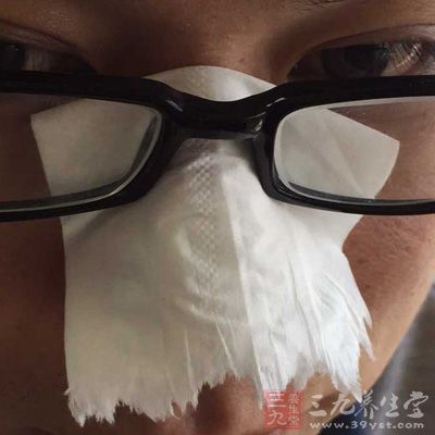 鼻梁上垫张纸可以减小眼镜带来的压力