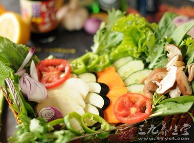 节日食物充分，体力活动减少导致营养过剩，会引起胃肠道消化不良