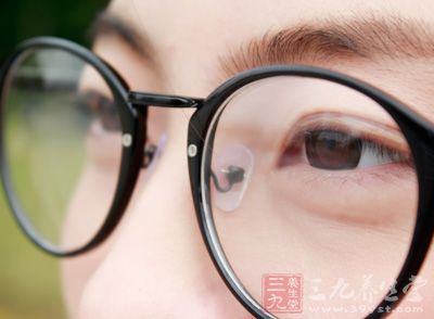 多单眼发病，常见于健康青壮年