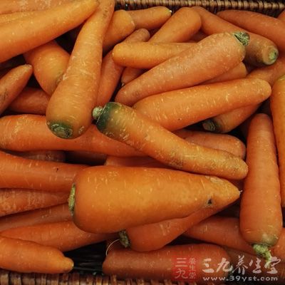 含纤维低的蔬菜，如去皮胡萝卜