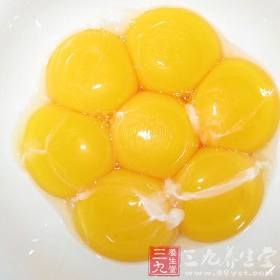 每100克鸡蛋黄含铁 7毫克，尽管铁吸收率只有3%，但鸡蛋原料易得，食用保存方便