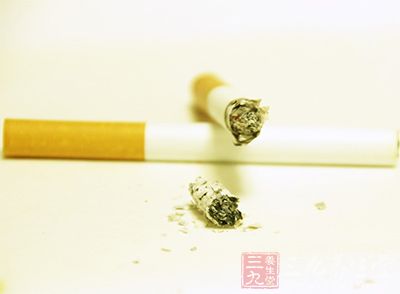 长期的抽烟人患肺癌的可能性比不吸烟的高出得多