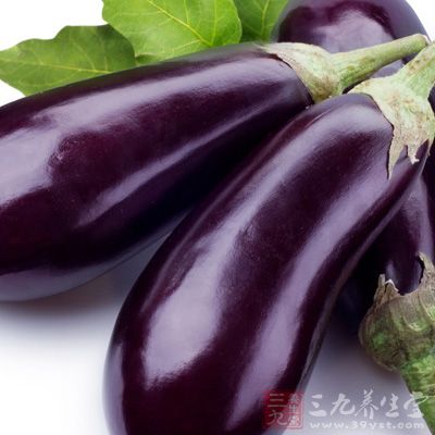 茄子皮内含有丰富的维生素P，有显著的降低血脂和胆固醇的功能