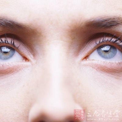 造成眼袋的原因除了先天性的眼部脂肪堆积过多以外，还可能是由于长期疲劳造成眼周微循环不畅