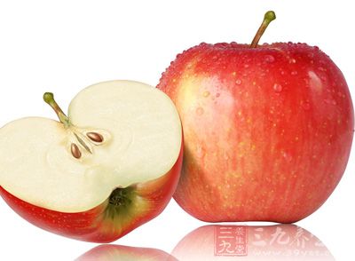 苹果含有丰富的果胶，有降胆固醇的功效。一天吃一个苹果，可使冠心病死亡的危险性下降一半，这归功于苹果中所含的类黄酮。类黄酮是一种天然抗氧化剂，通过抑制低密度脂蛋白氧化而发挥抗动脉粥样硬化的作用